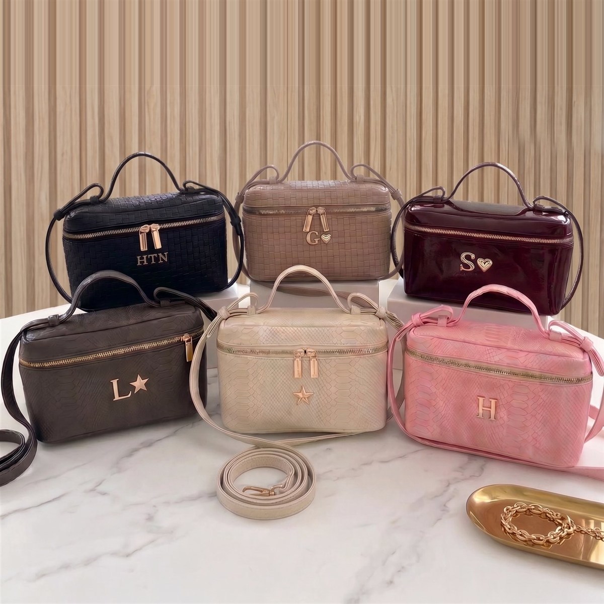 Seis Crossbody Nyx con letras metálicas e iniciales personalizadas