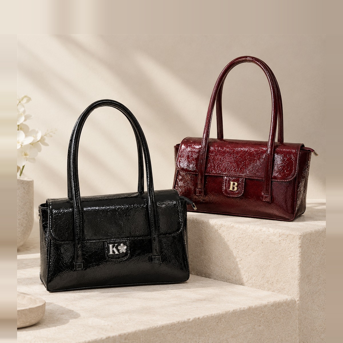 Theia Preppy: dos bolsas de charol en negro y vino con iniciales