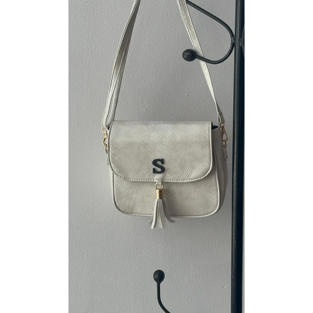 Crossbody Aura — bolsa personalizada con letras metálicas