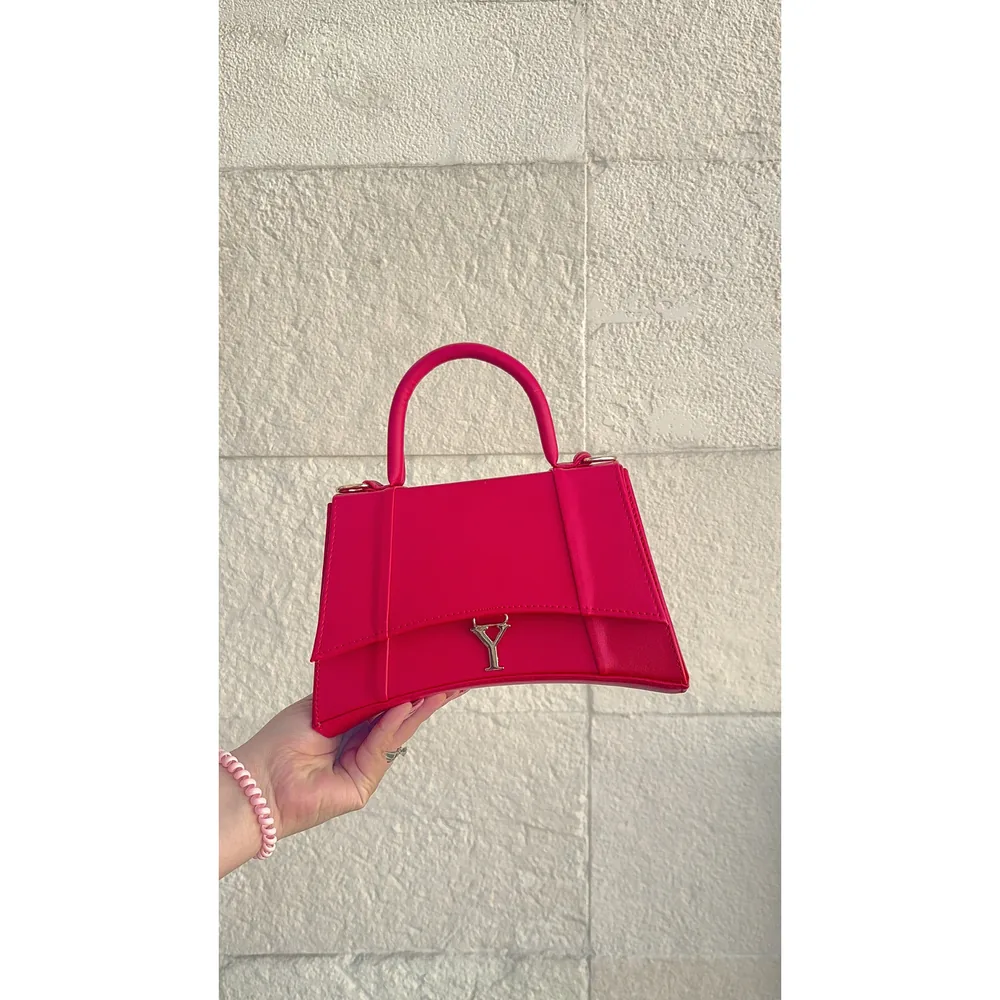 Crossbody Nefertity — bolsa personalizada con letras metálicas