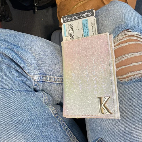 Bolsa Portapasaportes personalizada con letras metálicas