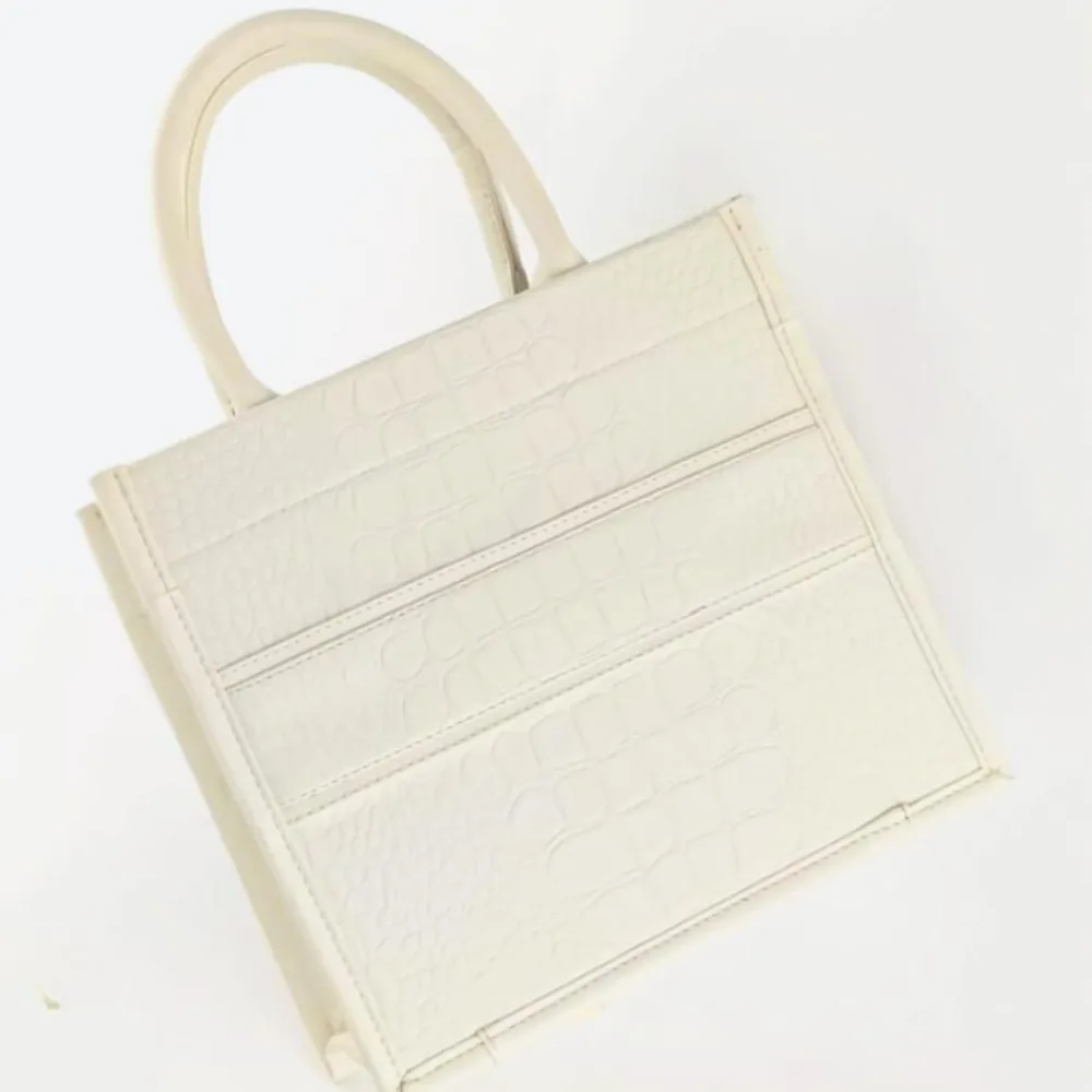 Tote Cleo Midi — bolsa personalizada con letras metálicas
